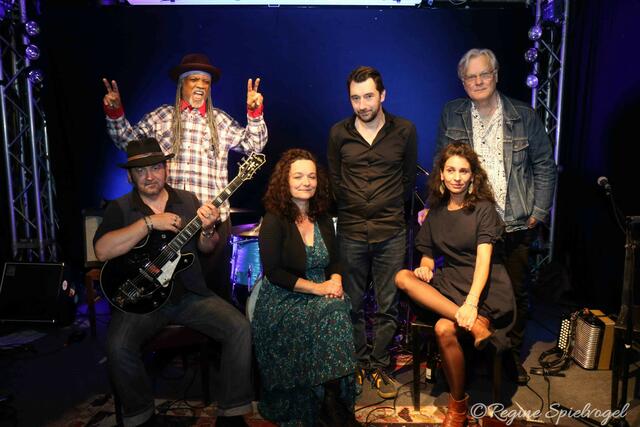 Meena Cryle &amp; Chris Fillmore Sextett mit "Down to the Bone" in der Villa Kunterbunt. Diesen Abend tauchte das Publikum in das  Slow-Blues-Universum ein. 