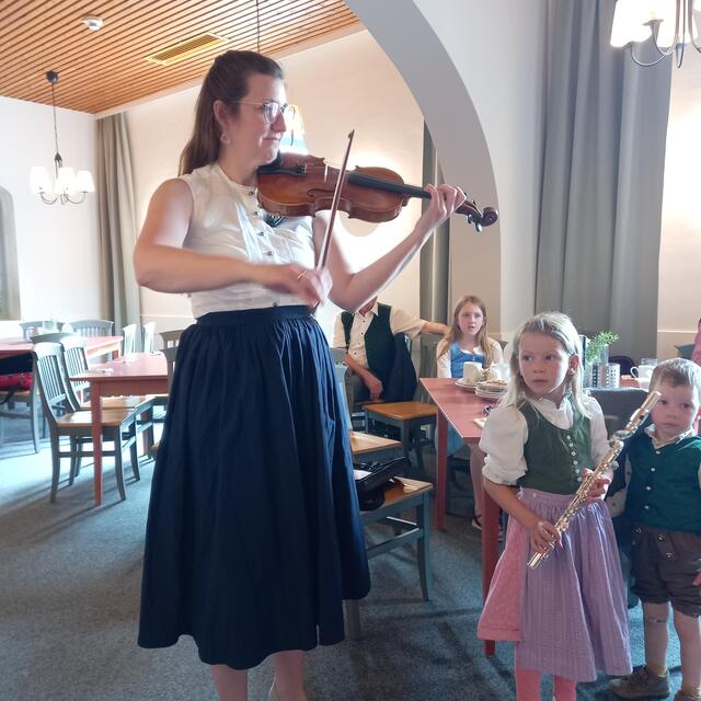 Geigerin und Nachwuchsquerflötistin | Foto: Birgit Lichtenberger