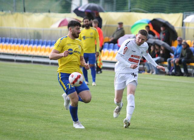 Can Alak im Duell gegen Ex-Nationalspieler Ronald Gercaliu. | Foto: Peter Leitner
