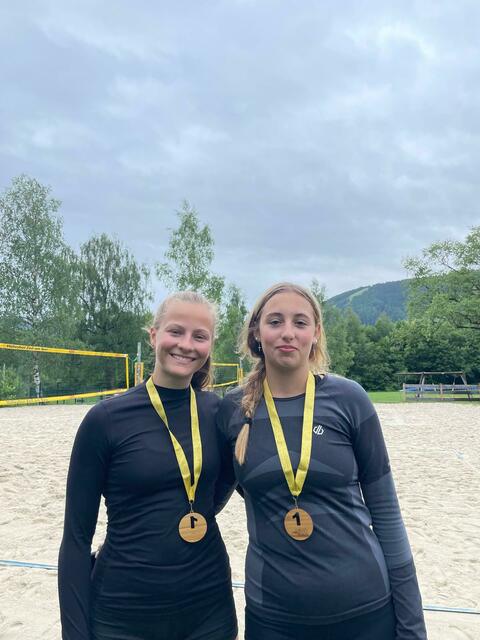 Helene Prokesch mit ihrer Partnerin Pia Brunner. | Foto: Volleyboi Zell am See