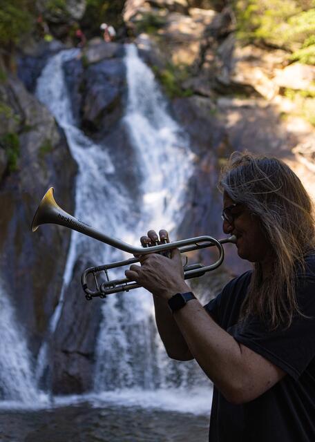 Jazztrompeter Ernst Hackl liefert interaktive Musik im Buch. | Foto: Lorenzi