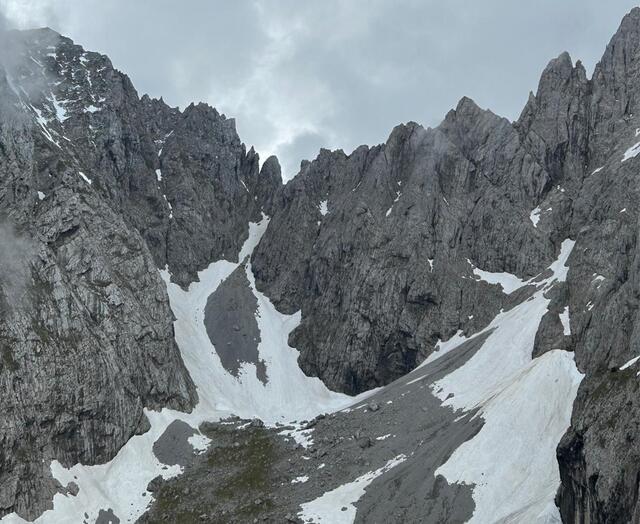 In Ellmau kam es zu einem Alpinunfall. Ein Schneefeld löste sich und ein Mann stürzte über 60 Meter talwärts.  | Foto: Foto.Zoom.at