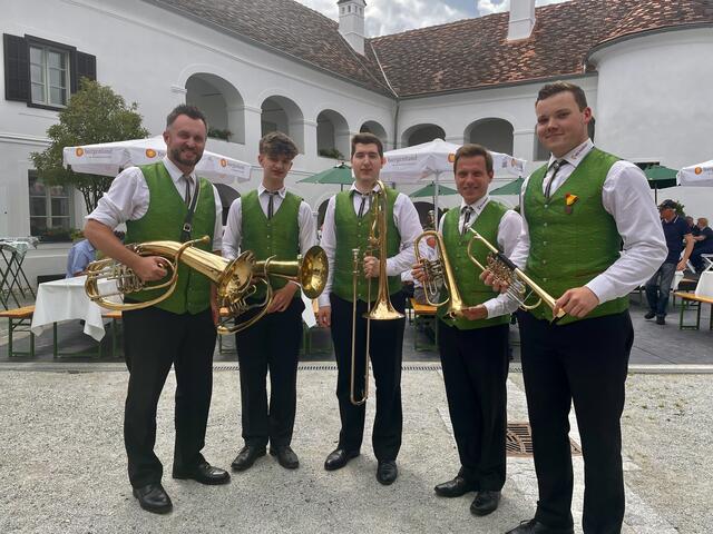 Im Schlossinnenhof hieß es Bühne frei für den Brass-Frühling. Mit von der Partie war auch der ortsansässige Musikverein Neuhaus am Klausenbach, der die Besucher mit den Klängen der Blasinstrumente zum Umgarnen wusste. | Foto: Elisabeth Kloiber