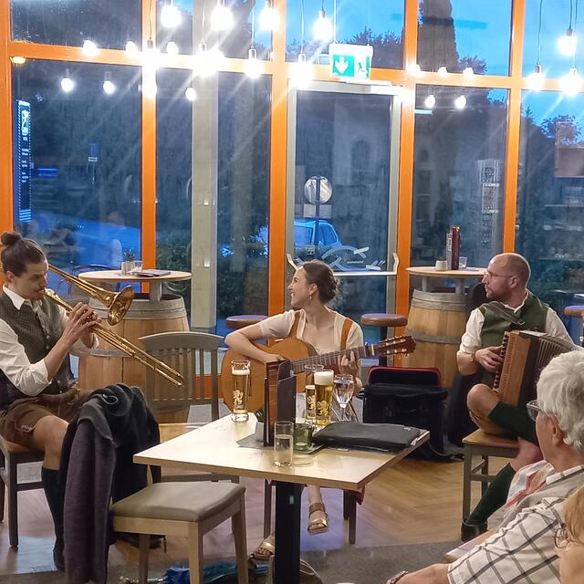 Publikum und Auftretende singen gemeinsam | Foto: Birgit Lichtenberger