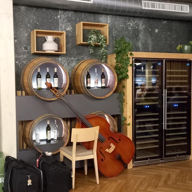 Der Kontrabass macht sich auch im Weinregal gut | Foto: Birgit Lichtenberger