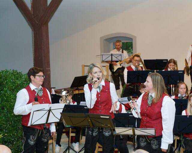 v.l.n.r.: Manuela Fuchshuber, Barbara Koller und Elisabeth Kaltseis - die "Oberdoppler Mädels" mit "Glick" von den Poxrucker Sisters.
