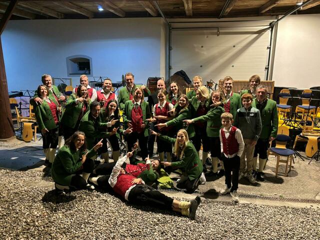 Kapellmeisterin Kathtrin Ammerstorfer wurde von den MusikerInnen nach dem Konzert in die wohlverdiente Karenz entlassen.