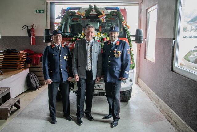 Kommandant-Stv. BI Johann Wulz, Bürgermeister Josef Müller, Kommandant OBI Ing. Johann Zwantschko mit dem neuen Einsatzfahrzeug