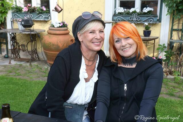 Petra und Trude kamen schon gut gelaunt zur Vorpremiere von Gery Seidls neuesten Programm "Eine Runde Seidl".