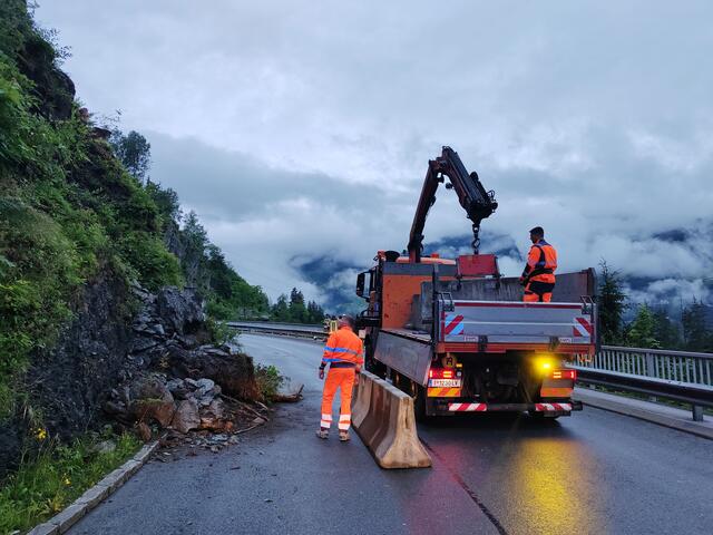 Am Sonntagabend ging auf der Gerlos Bundesstraße eine kleine Mure ab. Die Straße wurde vorläufig gesperrt - sie ist derzeit nur einspurig befahrbar. | Foto: Zoom.Tirol