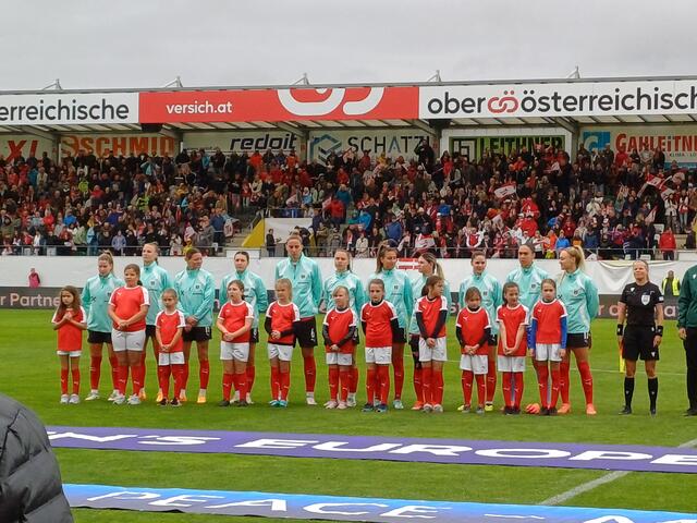 Ein großer Moment für die jungen Nachwuchskickerinnen aus Schärding am 31. Mai 2024 beim EM-Quali-Spiel gegen Island im Rieder Stadion: Zusammen mit der Österreichischen Damen-Nationalmannschaft liefen sie ins Stadion ein und lauschten dort den Bundeshymnen von Österreich und Island. 