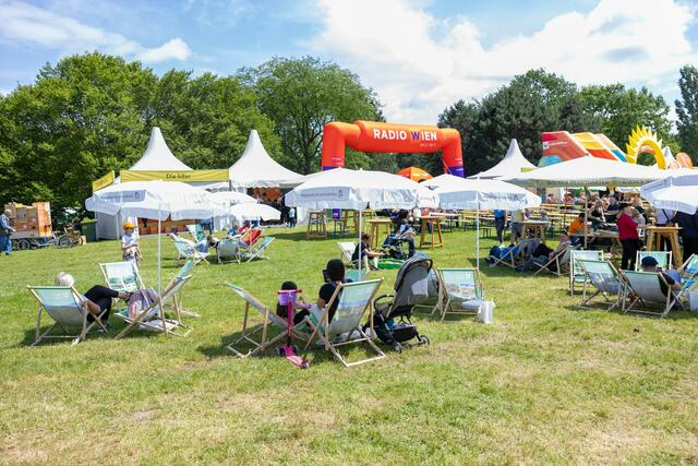 Die Besucherinnen und Besucher konnten sich im Schatten erholen. | Foto: René Brunhölzl