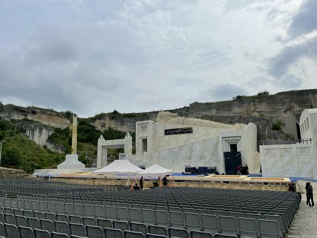 Die Bühne dreistöckig und soll zur Gänze genutzt werden, so dass es an jeder Stelle etwas zu sehen gibt. | Foto: RMA Triebaumer