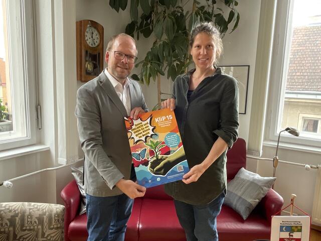 Bezirksvorsteher Dietmar Baurecht (SPÖ) und Birgit Bermann halten das Klima im Bezirk hoch.  | Foto: Patricia Hillinger
