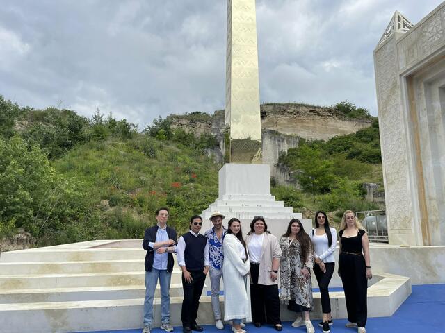 Teile des Ensembles vor dem Obilisken.  | Foto: RMA Triebaumer