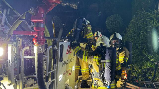 Fünf Atemschutztrupps standen bei dem Löschangriff im Haus im Einsatz. | Foto: ASBÖA Bezirk Flachgau, VI Hohmann &amp; BSBÖA Bezirk Flachgau, OVI Hasenschwandtner