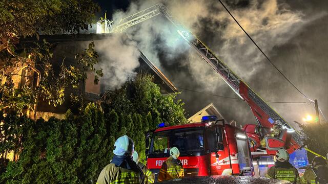 Aufgrund der Rauchentwicklung wurde umgehend nach dem Eintreffen der Feuerwehr Alarmstufe 2 ausgelöst. | Foto: ASBÖA Bezirk Flachgau, VI Hohmann &amp; BSBÖA Bezirk Flachgau, OVI Hasenschwandtner
