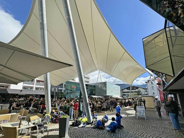 Eindrucksvoll spannt sich das neue Zeltdach über den Eduard-Wallnöferplatz im Herzen von Telfs.
 | Foto: MG Telfs/Dietrich