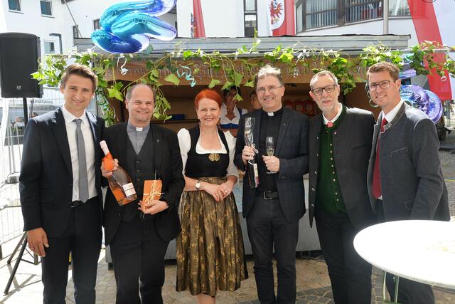 Die beiden geistlichen Jubilare mit Gratulanten. V. l.: Vize-Bgm. Hannes Augustin, Dekan Peter Scheiring, Landesrätin Cornelia Hagele, Generalvikar Roland Buemberger, Vize-Bgm. Klaus Schuchter und Bgm. Christian Härting. | Foto: MG Telfs/Dietrich