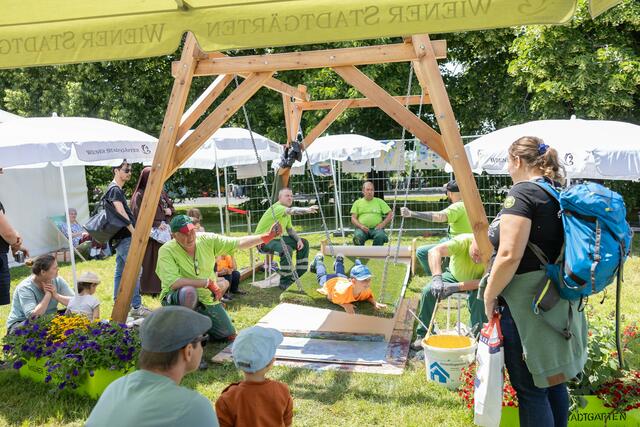 Die Kinder konnten in einer Schaukel auch große Bilder malen… | Foto: René Brunhölzl