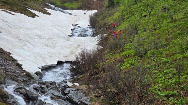 Ein Hundeführer der Bergrettung fand einen Rucksack und weitere Utensilien des Mannes bei einem reißenden Bach unterhalb eines Schneefeldes in Sportgastein. | Foto: Bergrettung Bad Gastein