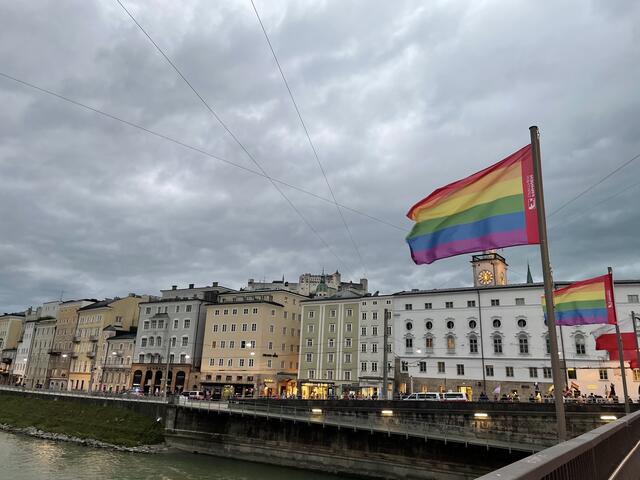 Regenbogenfahnen schmücken die Staatsbrücke in Salzburg beim CSD im September 2022. | Foto: Foto (2022): Lisa Gold