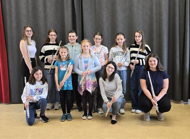 Nadine Danzinger, Melanie Waitz, Magdalena Waitz, Birgit Karoh, Theresa Habisohn, Valentina Fischer, Katharina Waitz, Florian Piffl, Anika Zwickl, Sophia Litschauer und Isolde Ernst | Foto: MS Thayatal