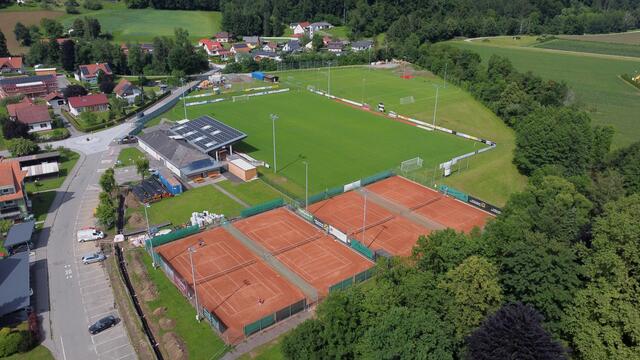 Auf der Frauentaler Sportanlage versorgt Fotovoltaik das Fußballfeld und die Tennisplätze mit Strom. | Foto: Simon Michl