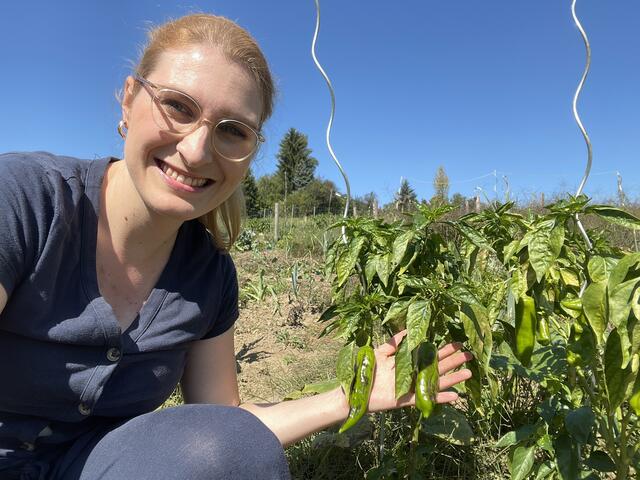 Content Managerin Lisa hat mit ihrem Partner Patrick den Selbstversuch Gemüsefeld gestartet. Was sie alles geerntet haben berichtet sie im Video.  | Foto: Regionalmedien Steiermark