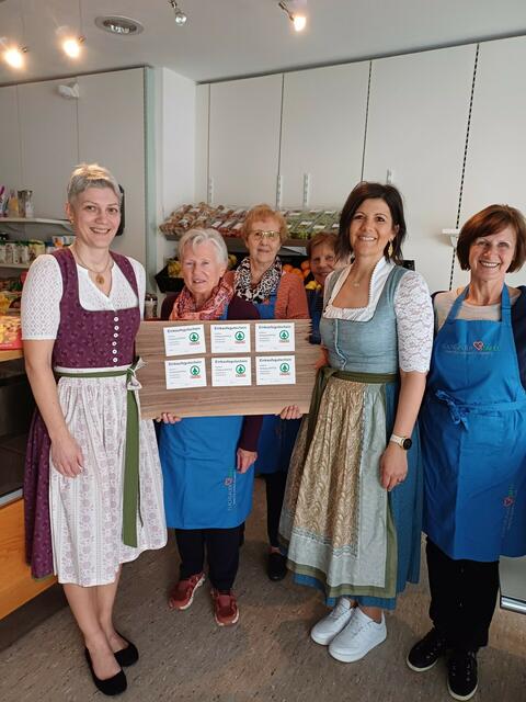 Bei der Spendenübergabe in Form eines Wertgutscheins an die Flachgauer Tafel Mattsee. | Foto: ÖVP Frauen Berndorf