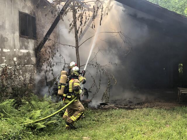 Die Berufsfeuerwehr Graz wurde am Sonntagnachmittag zu einem Brand im Bezirk Gösting alarmiert: Ein leer stehendes Wirtschaftsgebäude stand in Vollbrand.  | Foto: BF Graz