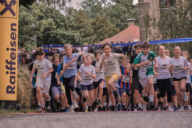 880 Teilnehmerinnen und Teilnehmer nahmen am Benefizlauf für die Partnerschule in Jinja teil. | Foto: Sacré Coeur