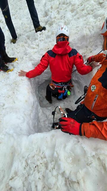 Auch die Hohlräume zum Wildbach wurden nach ach Möglichkeit auf der Suche nach dem Vermissten abgesucht. | Foto: Bergrettung Bad Gastein