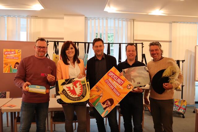 Das Team der Faschingsgilde Spittal präsentiert ihre neuen Taschen. | Foto: RegionalMedien