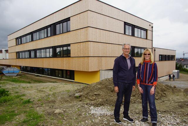 Der Leiter der Mittelschule Manfred Spenlingwimmer und die Schulleiterin Sandra Hödelsberger sehen in dem Holz- Neubau auch einen richtungsweisenden pädagogischen Aspekt.  | Foto: Helmut Eder