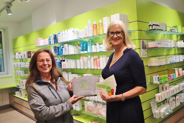Uli Walther (re) zeigte bei der Überreichung der Spende an Teamleiterin Monika Dunkl ihre Wertschätzung für den Hospizverein. | Foto: Edith Ertl