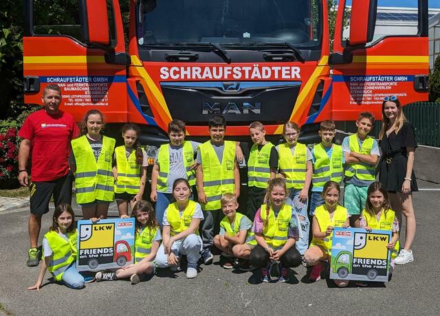 Klassenlehrerin Lara Jäger und Lkw-Fahrer Markus Tibor mit den Kindern der 3. Klasse der Volksschule Wimpassing. | Foto: WKB