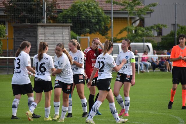 Frühe Entscheidung - die Spielerinnen klatschen nach dem 0:3 von Jasmin Hammrich (16) ab. | Foto: Michael Strini