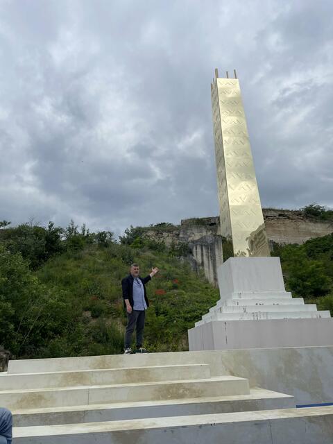 Thaddeus Strassberger vor dem goldenen Obilisken.  | Foto: RMA Triebaumer