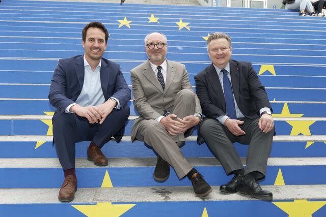 Vizebürgermeister Christoph Wiederkehr (Neos), EU-Kommissionsvertreter Wolfgang Bogensberger und Bürgermeister Michael Ludwig (SPÖ; v.l.n.r.) bei der feierlichen Enthüllung der "EU-Treppen". | Foto: RMW/Maximilian Spitzauer