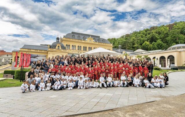 „Unser Verein ist wie eine große Familie“, erklärt Scheifinger. „Wir legen großen Wert darauf, dass sich unsere Mitglieder im Dojo unterstützen und gemeinsam wachsen können.“ Hier geht es nicht nur darum, technische Fähigkeiten zu erlernen, sondern auch darum, als Team zusammenzuwachsen. | Foto: Thomas Gobauer | Studio 38