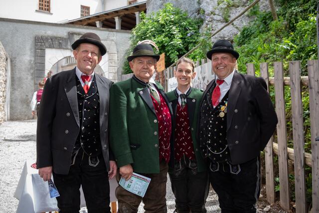 Besuch von der Trachtenkapelle Puchberg. V.l: Martin Kölbl, Ehrenkapellmeister Erich Kurt Schauer, Victoria Rath und Gerhard Zenz.