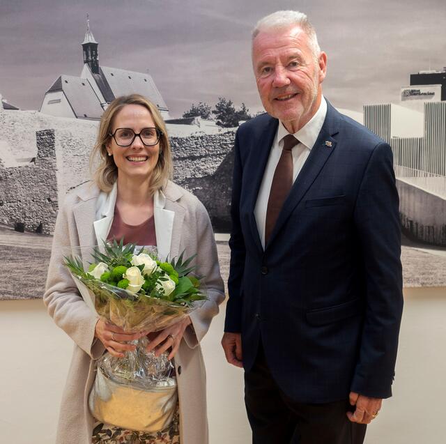 Marleen Dobrounik zusammen mit Bürgermeister Klaus Schneeberger. | Foto: Stadt Wiener Neustadt/Maurer