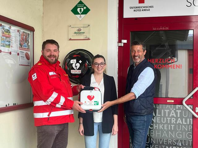 Übergabe Defibrillatoren in der Ortsstelle Schärding – v. l.: Florian Kurz, BGL Rotes Kreuz Schärding, Lily Humer (Marketing Baumgartner Brauerei) und Gerhard Altendorfer (Geschäftsführer Brauerei Baumgartner). | Foto: Rotes Kreuz Schärding