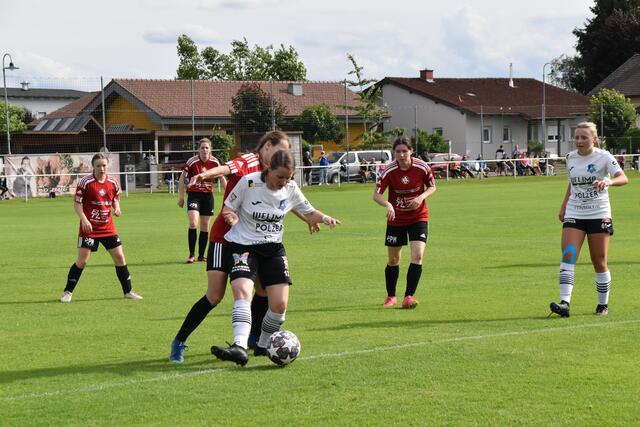 Isabella Gold deckt den Ball geschickt ab. | Foto: Michael Strini