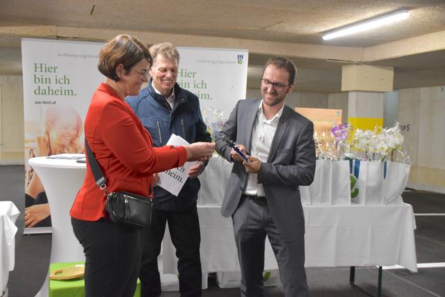 Vizebürgermeisterin Beate Astner-Prem und Vizebürgermeister Sebastian Kolland (re.) zerschneiden den Generalschlüssel.  | Foto: Barbara Fluckinger