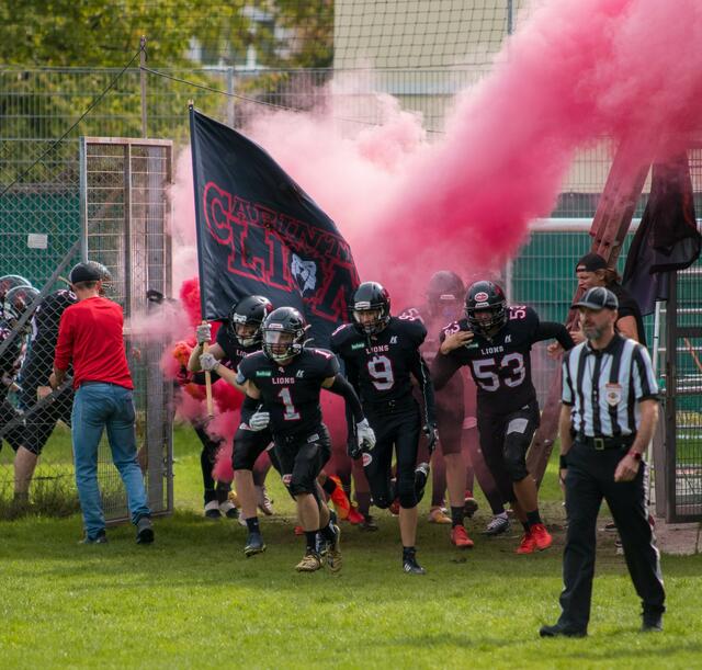 Die U16 der Carinthian Lions beim Einlauf: Die jungen Klagenfurter Footballer überzeugen auf ganzer Linie.
 | Foto: Martin Spitzer