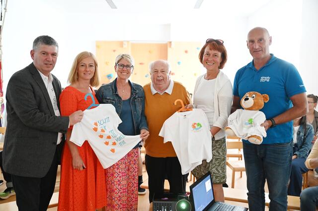 Otto Wolkerstorfer (Leiter Bildungsreferat), Barbara Hirsch (Leiterin Kindergarten Doblhoffpark), GR Judith Händler, Albert Slavik (ASVÖ NÖ BADEN IN BEWEGUNG), Stadträtin Angela Stöckl Wolkerstorfer, Werner Schwarz (Simply Strong)

 

 

 | Foto: psb/sap