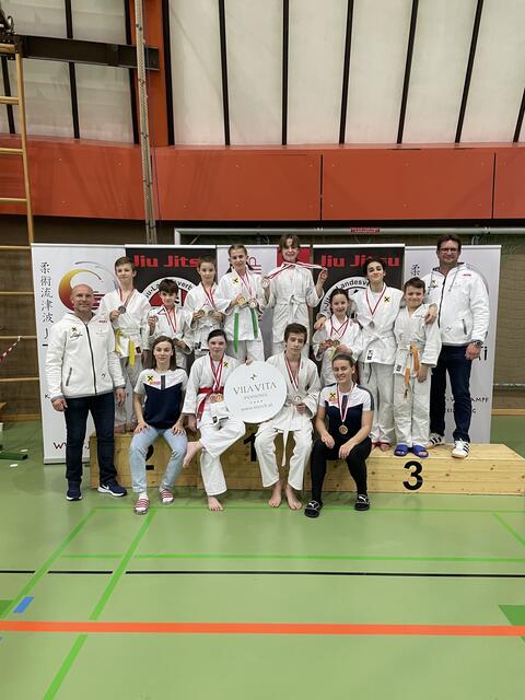 Sieben Fighter und sechs Duo-Paare aus Wallern waren in Alt Erlaa mit dabei – trainiert wird mit den Spitzensportlerinnen Anna und Lisa Fuhrmann (vorne). | Foto: Fuhrmann