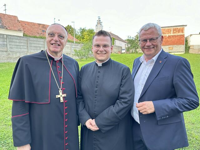 Diözesanbischof Ägidius Zsifkovics, Kandidat für das Weiheamt Thomas Jakowitsch und Bürgermeister Thomas Steiner bei der Adimissio in Eisenstadt. | Foto: Diözese Eisenstadt/Franz Josef Rupprecht   